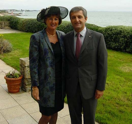 les parents en partance à un mariage en Bretagne