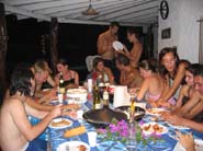 La table avec la plupart des invités